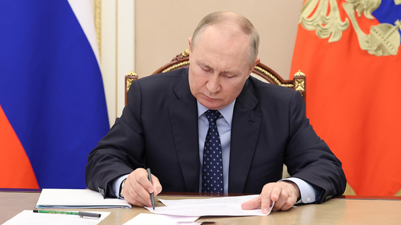 Путин подписал закон о повышении предельного возраста пребывания граждан в запасе