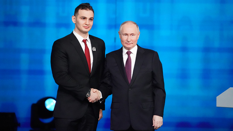 Путин вручил в Кремле госнаграды и премии молодым ученым