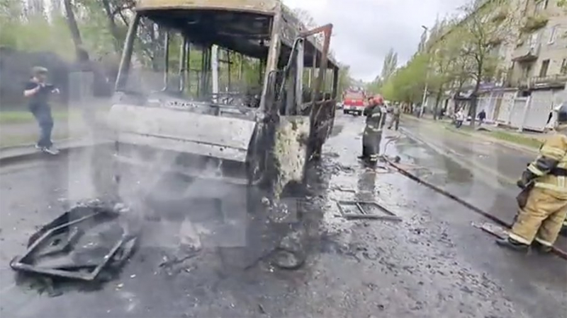 Семь человек погибли после попадания снаряда в маршрутку в Донецке