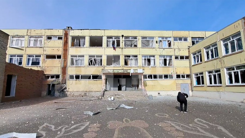 В Донецке в результате обстрела ВСУ повреждено здание школы