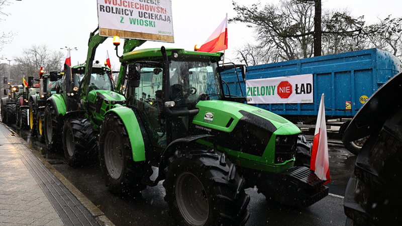 В Европе фермеры вновь перекрыли автотрассы в знак протеста