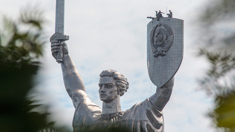 В Киеве начали демонтаж герба СССР с монумента «Родина-мать»