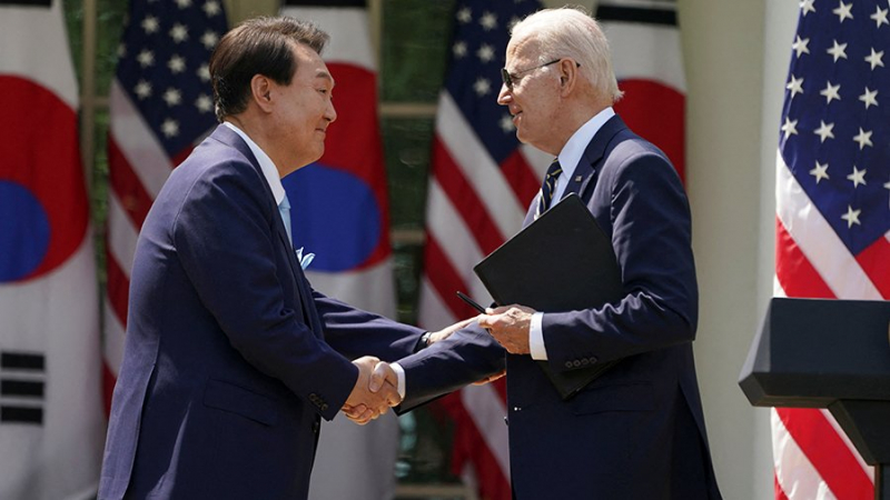 В КНДР назвали провокацией визит президента Южной Кореи в США