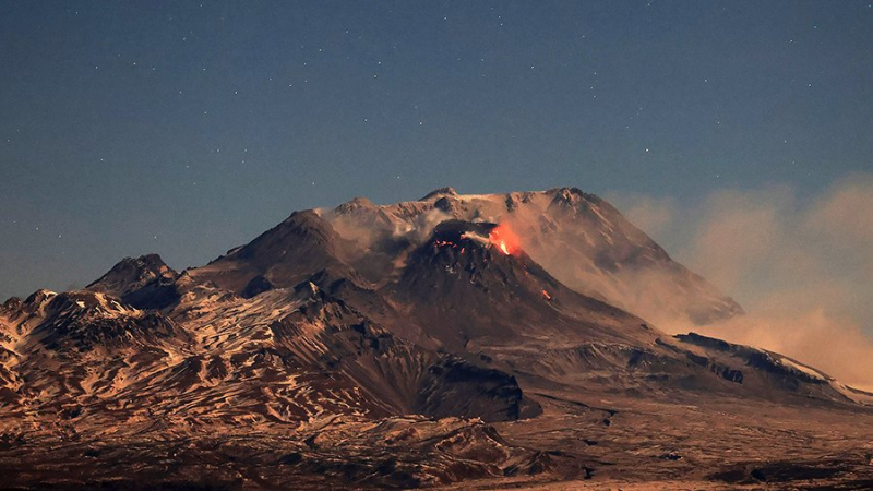 ВНИИ ГОЧС предупредил о возможном выбросе пепла вулканами Шивелуч и Эбеко